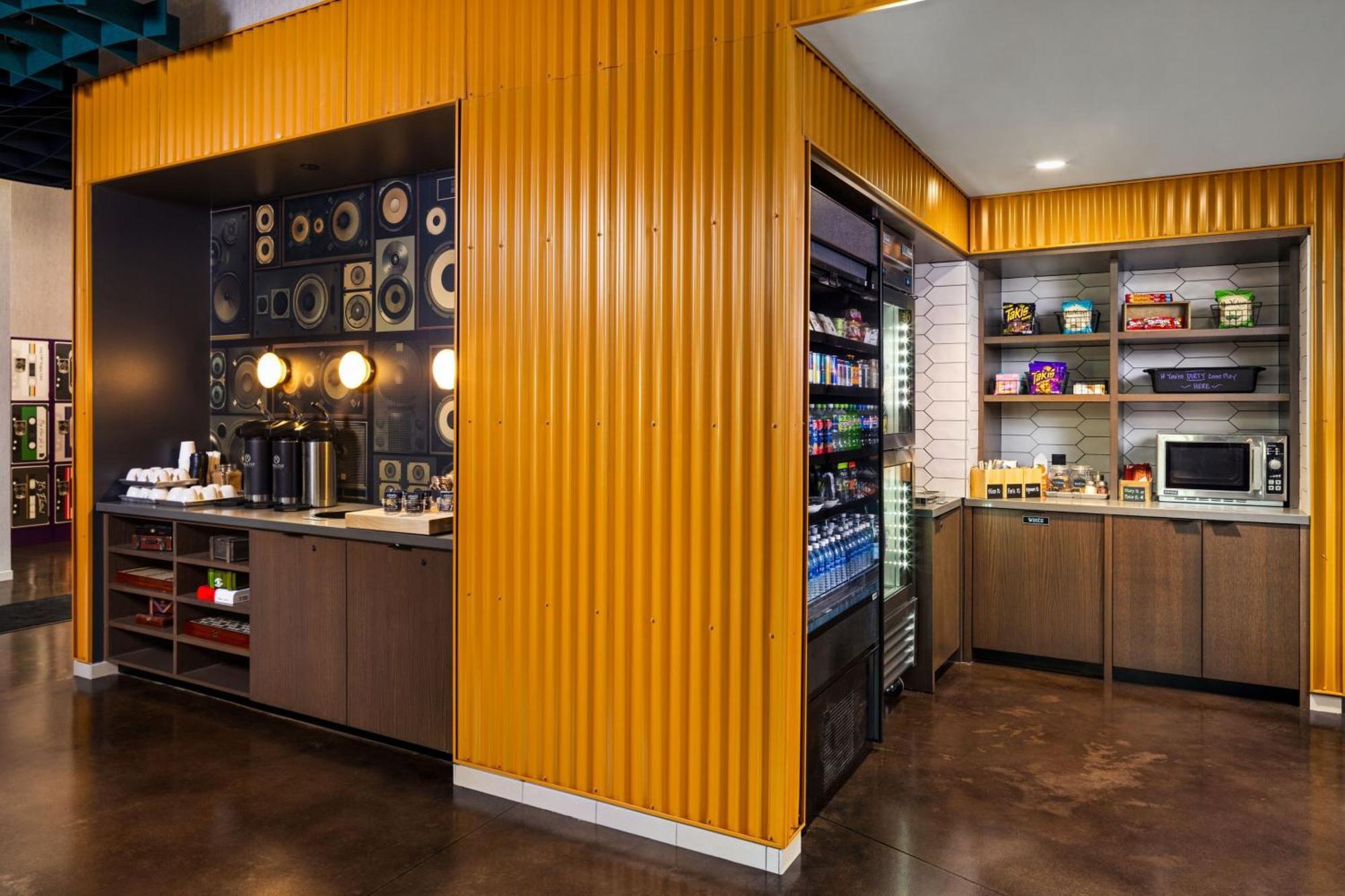 Moxy Downtown 3*