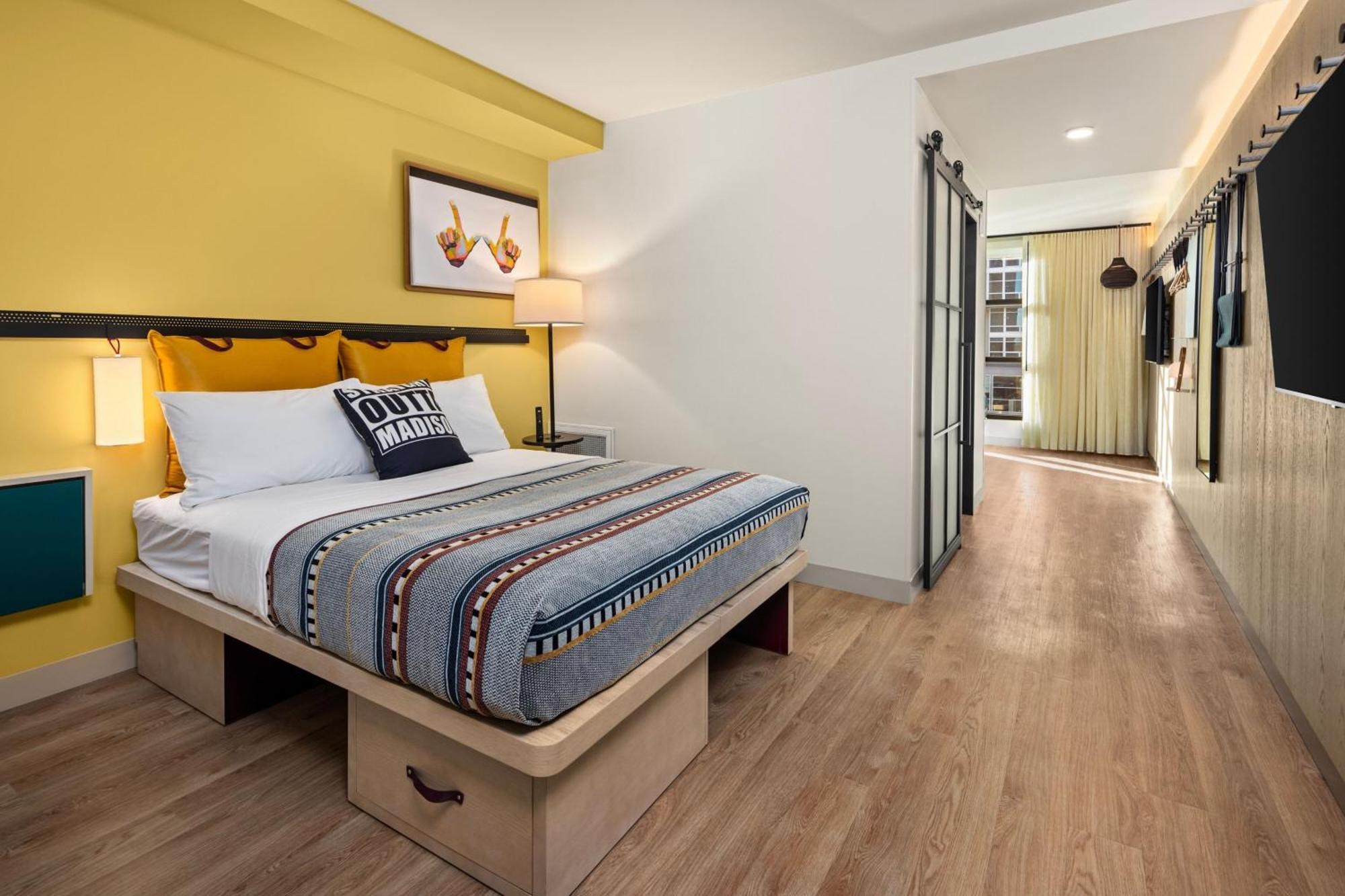 Moxy Downtown 3*
