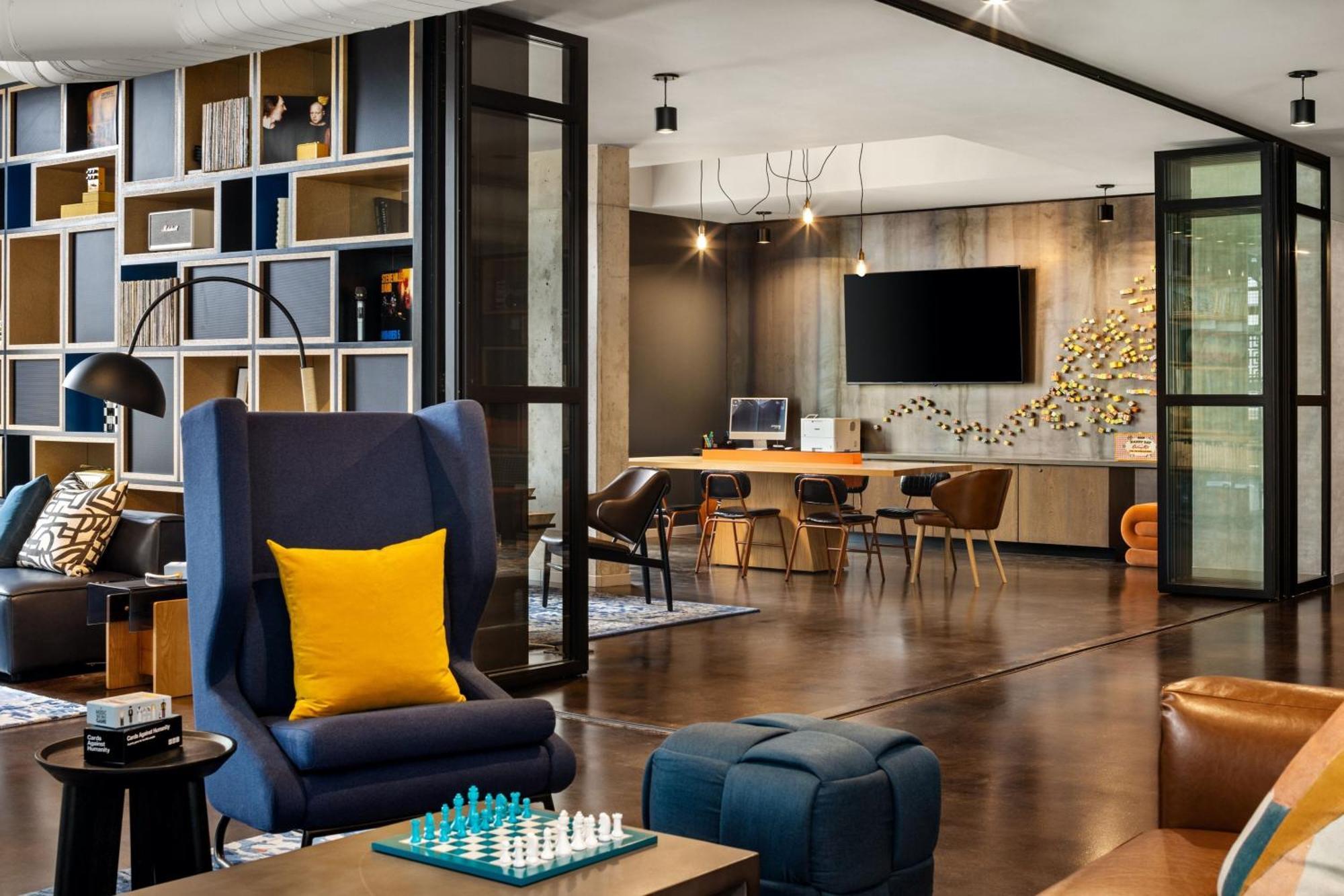 Moxy Downtown 3*