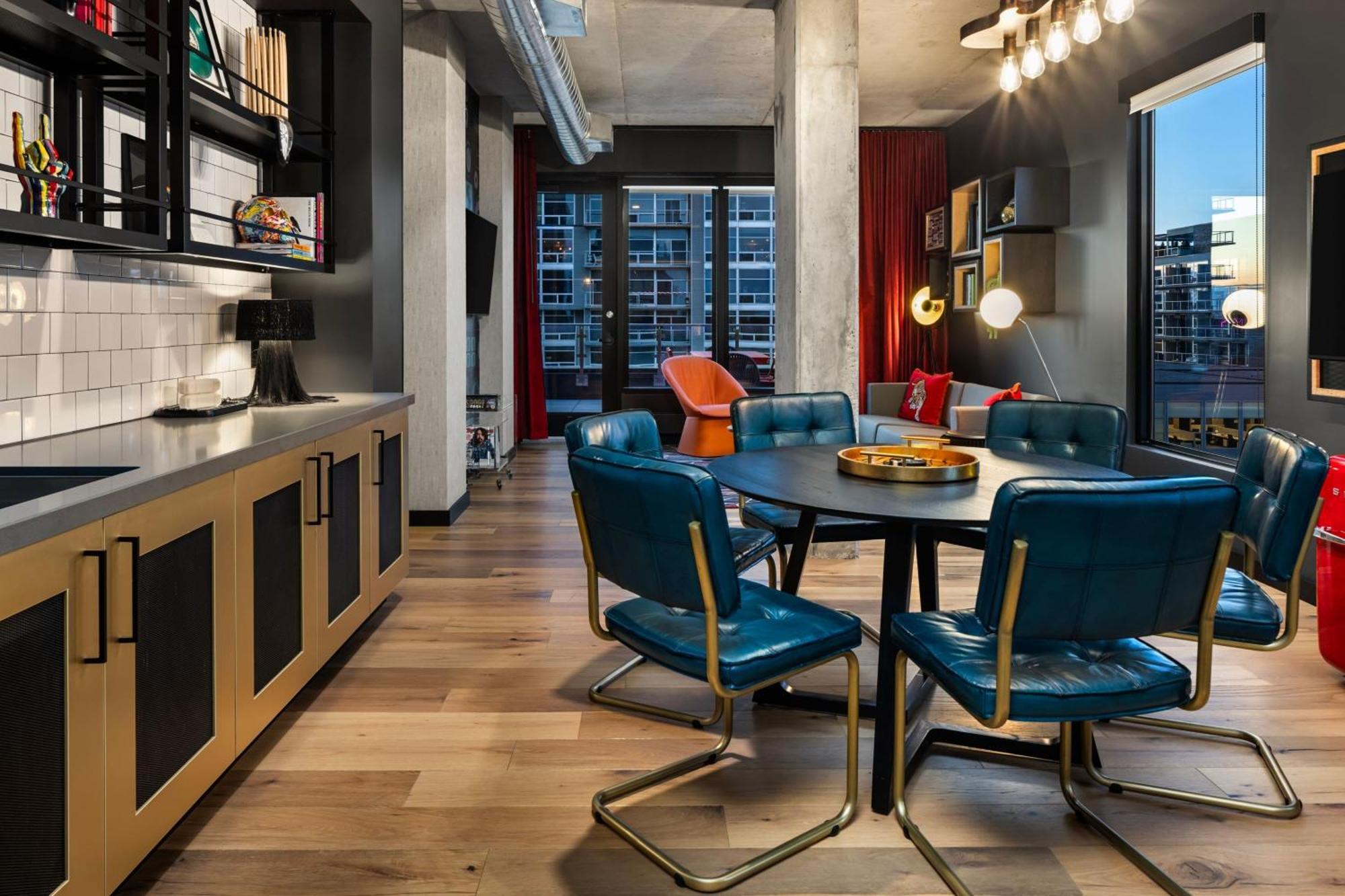 Hotel Moxy Downtown 3*
