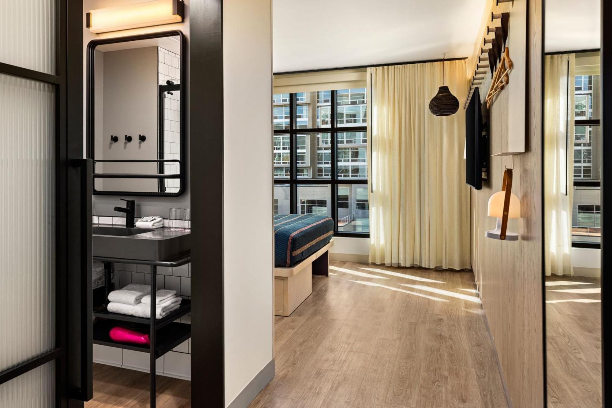 Hotel Moxy Downtown