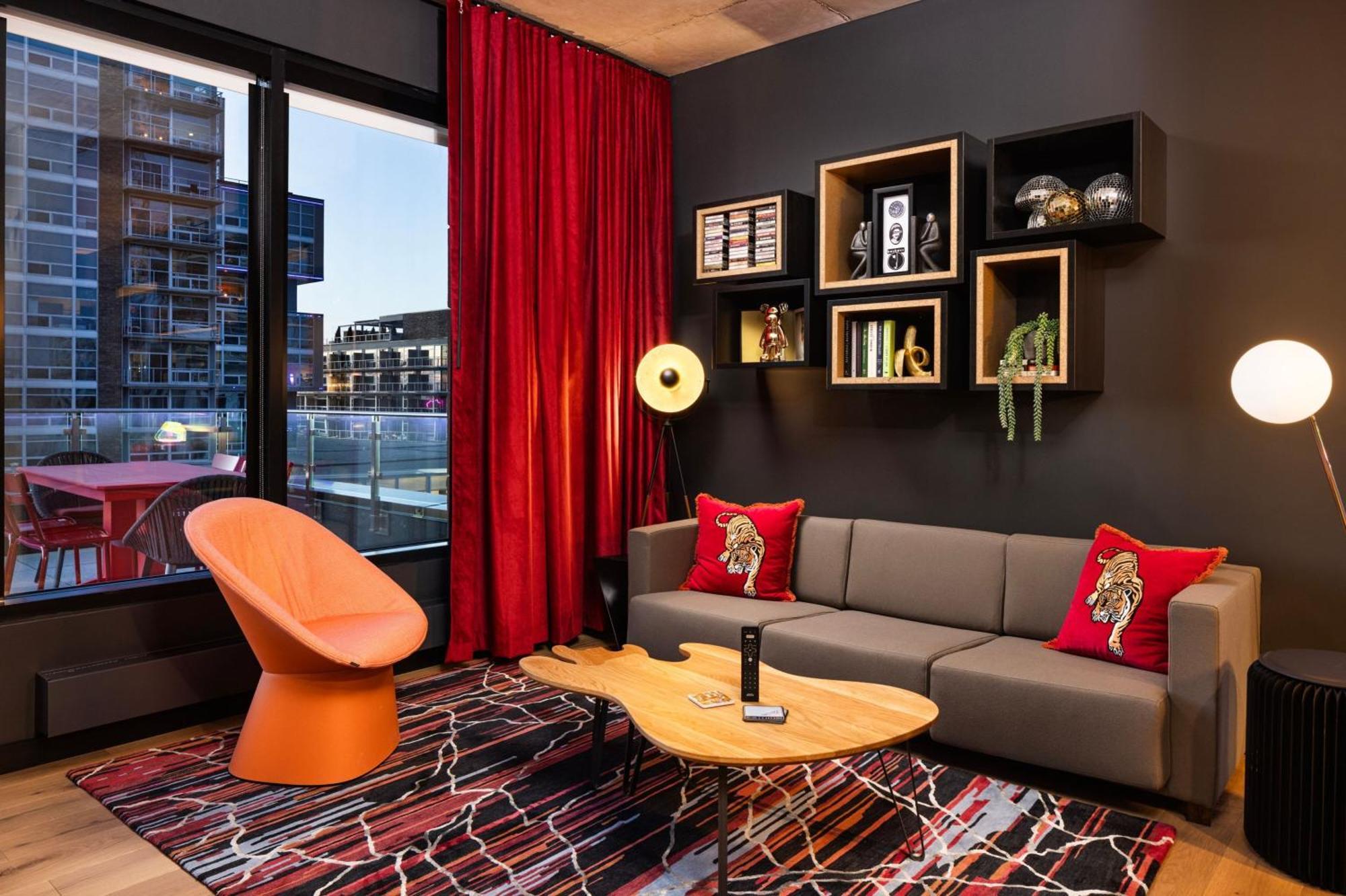 Moxy Downtown 3*