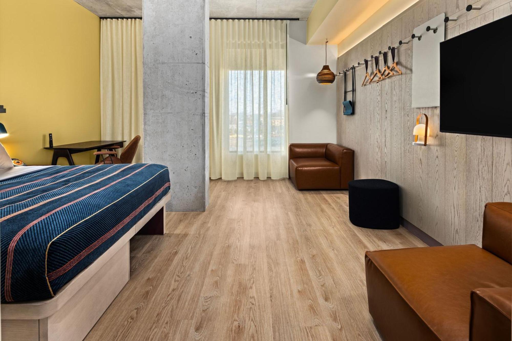 Hotel Moxy Downtown 3*